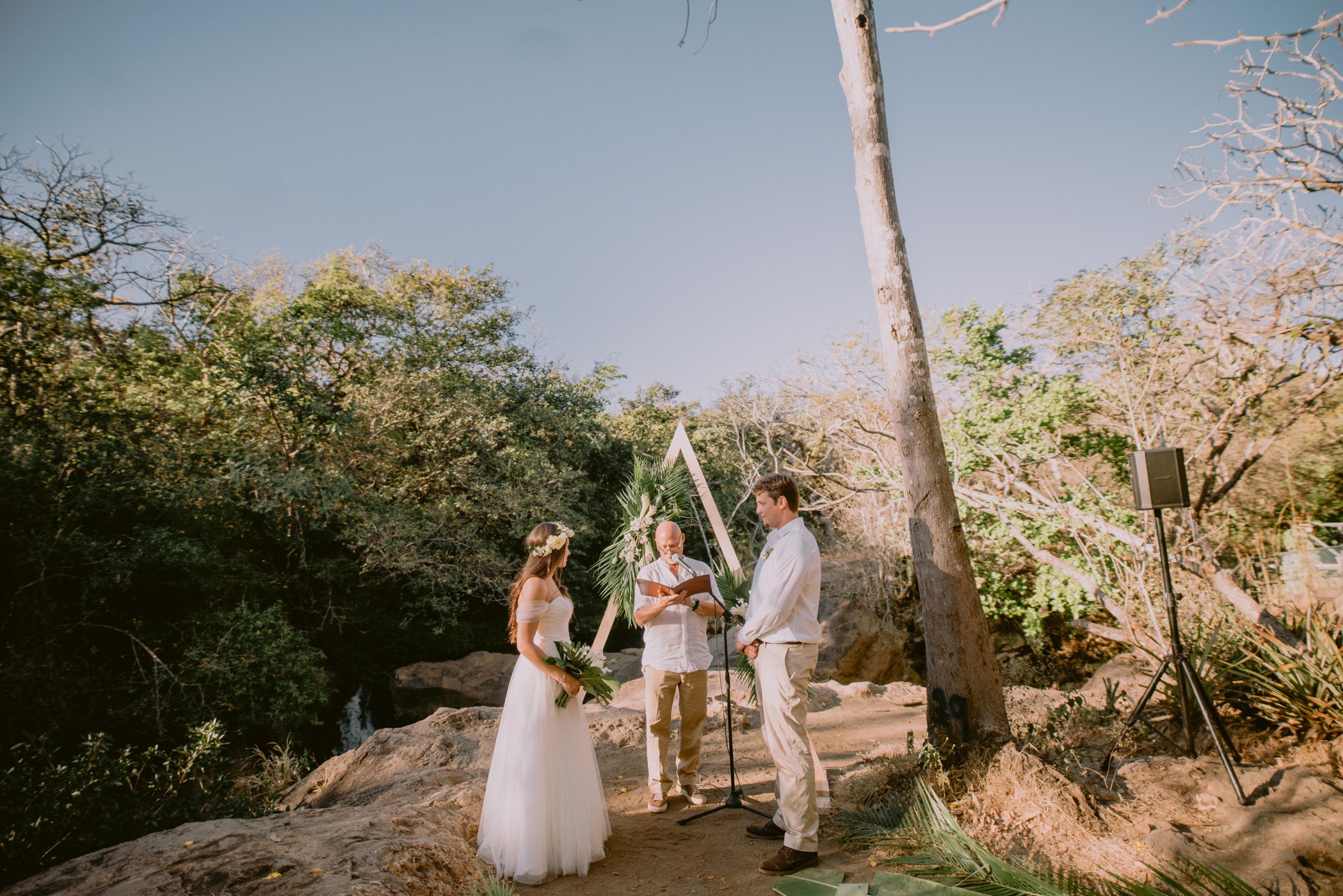 Cuento De Hadas Sobre Una Boda En El Bosque En La Catarata Las Chorreras |  Hacienda Guachipelin, image size:1400x933
