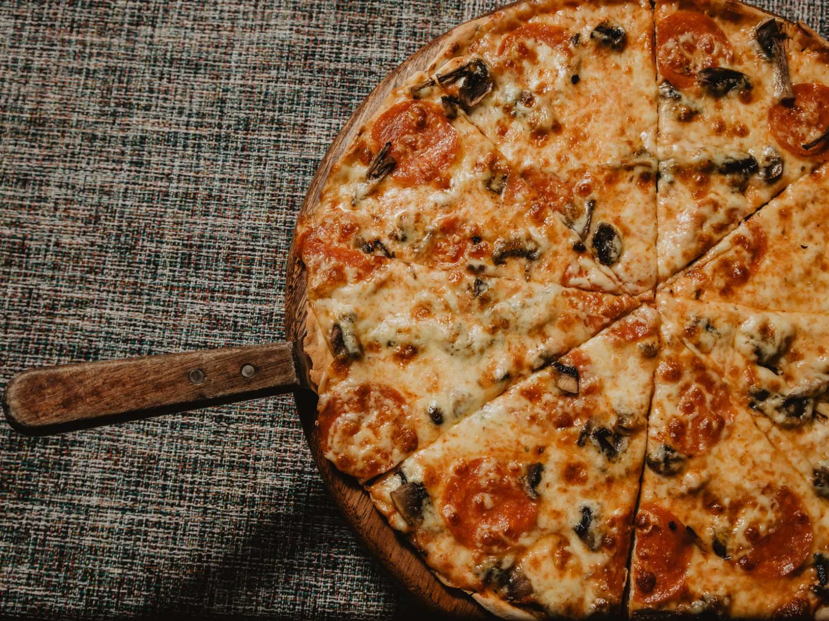 a pizza sitting on top of a metal pan