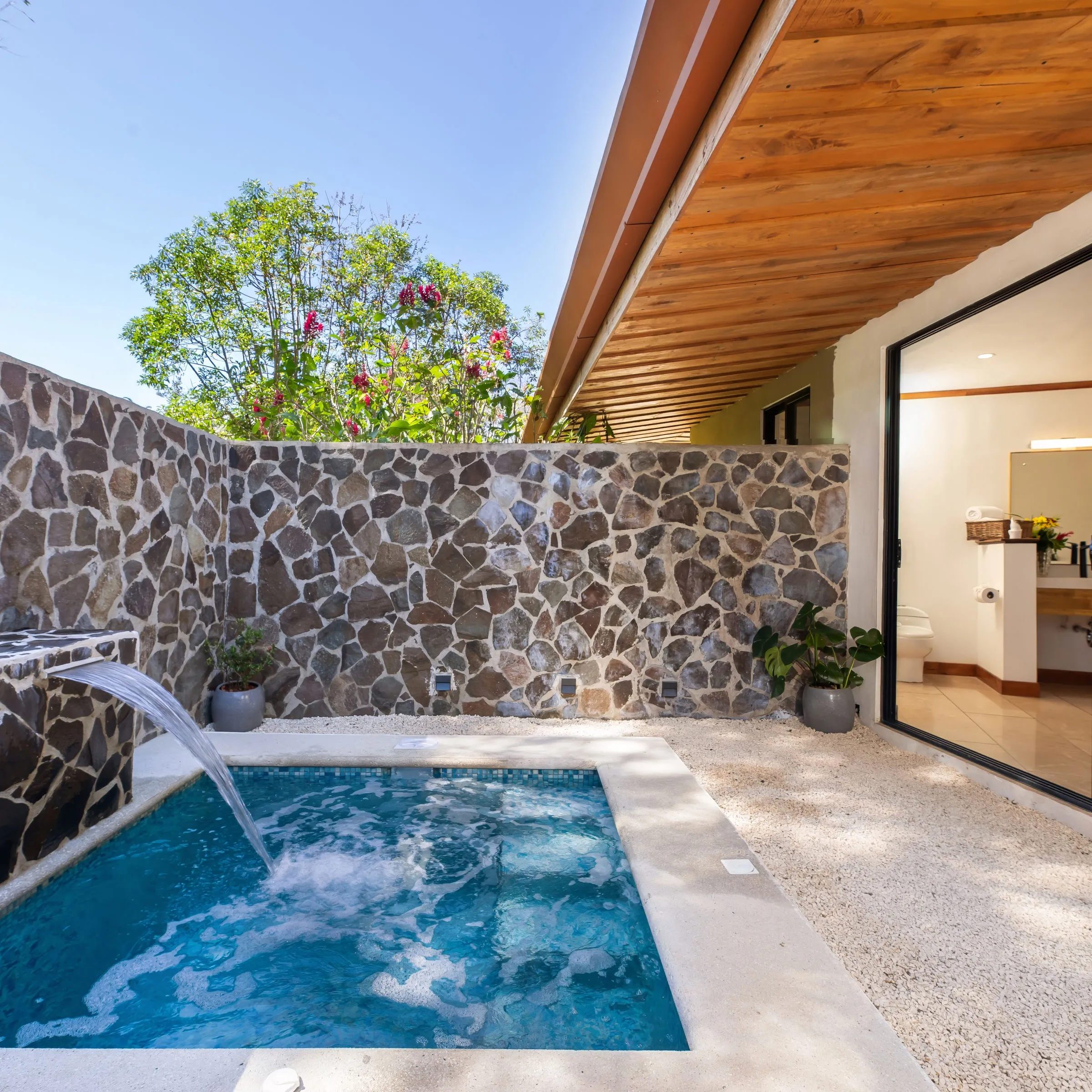 a giraffe standing next to a building